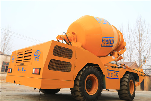 小型混凝土攪拌車廠家的防傾翻保護(hù)功能 小型混凝土攪拌車廠家的防傾翻保護(hù)功能